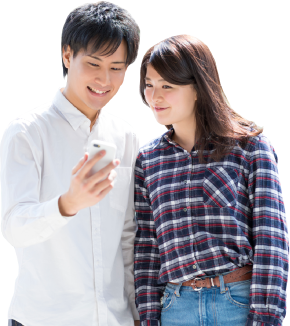 スマホを見るカップル